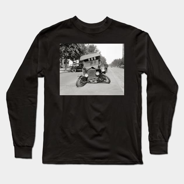 Automobile Crash, 1922. Vintage Photo Long Sleeve T-Shirt by historyphoto